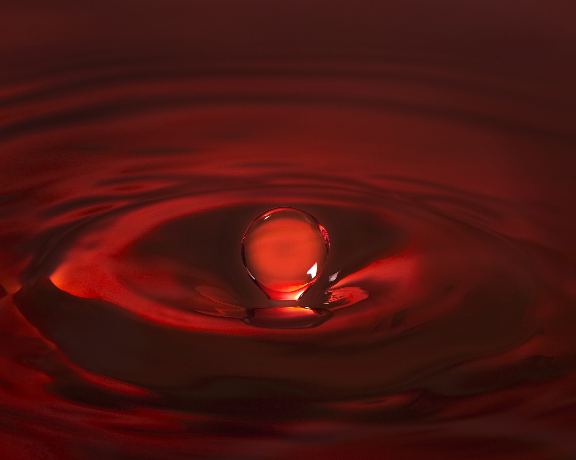 В воду идет красным. Красные капли. Красная вода. Капля воды. Красные капли воды.