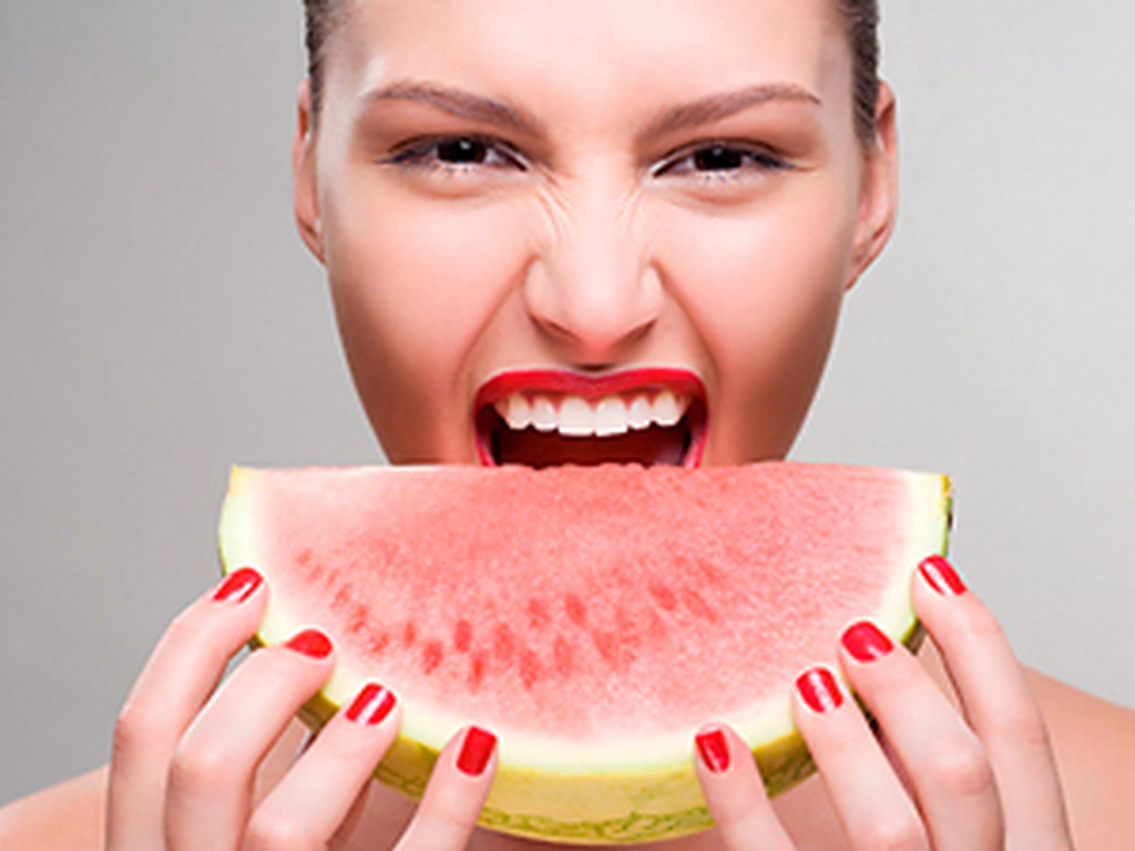Resultado de imagen para mujer comiendo sandía