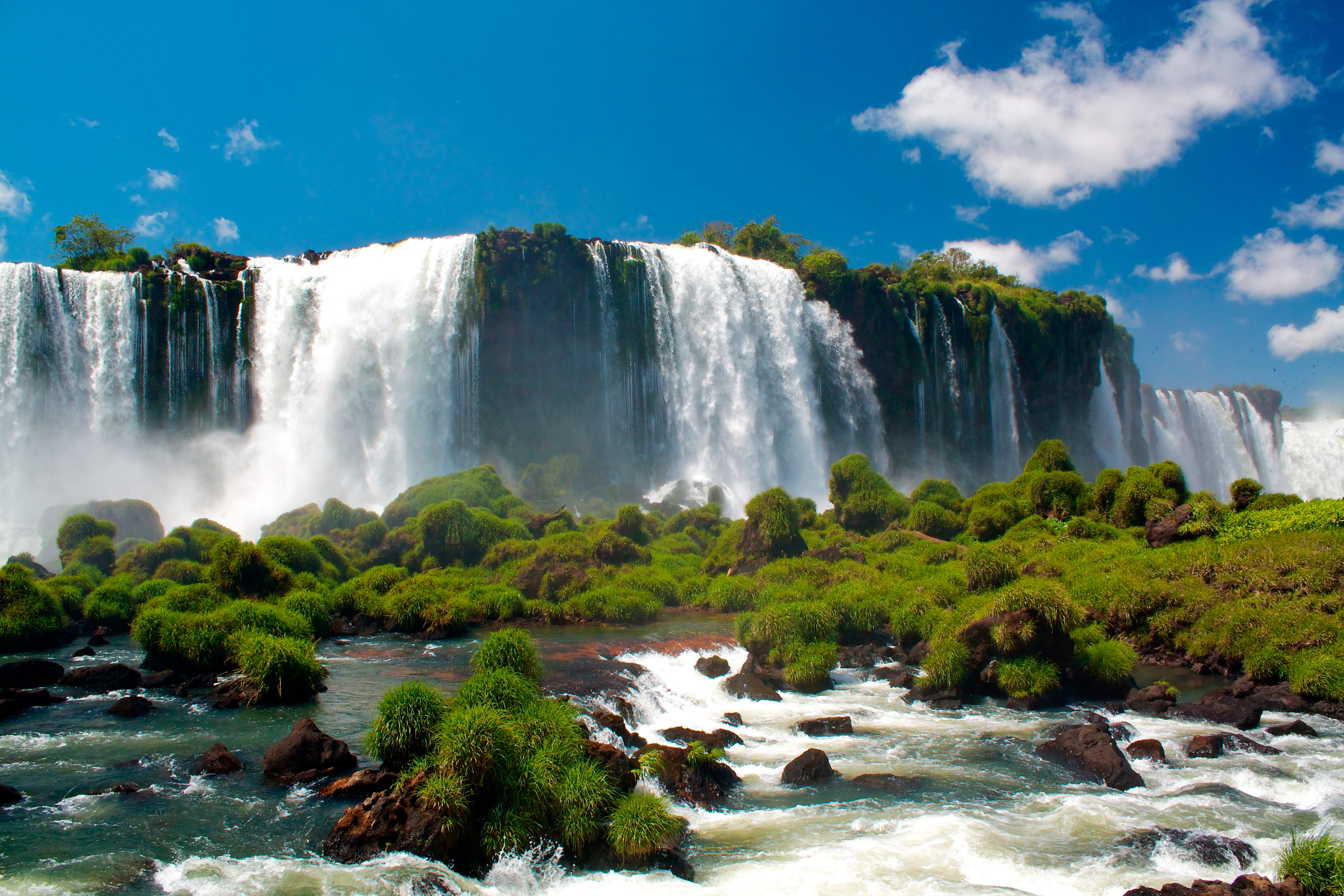 Широкий водопад в южной америке. Водопады Игуасу Аргентина Бразилия. Водопад Игуасу в Южной Америке. Парк Игуасу Аргентина растения. Водопад Игуасу панорама.