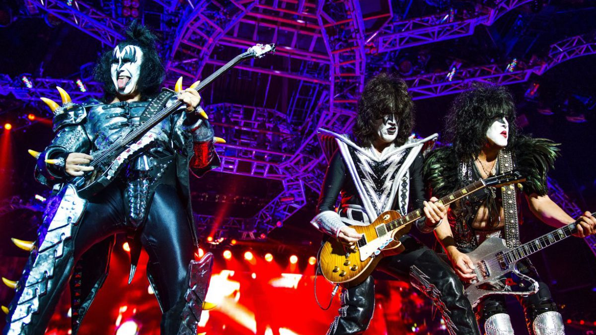 Us rock. Группа Kiss. Атлантис концерт Кисс. Гитары группы Кисс фото. Kiss Band на стене фото.