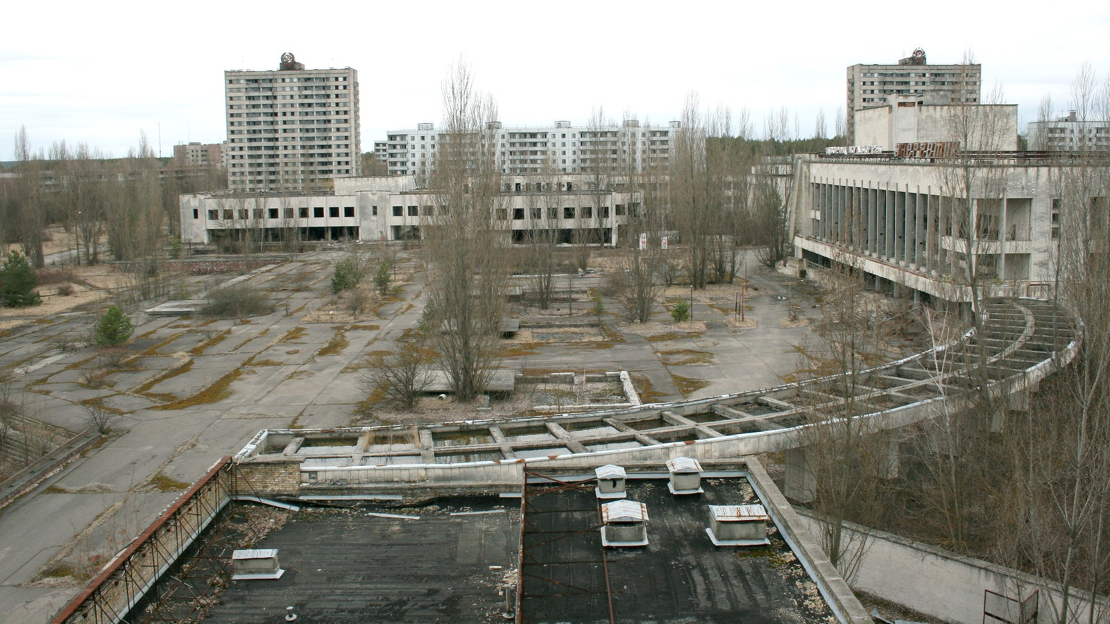 Город Припять 1986 ЧАЭС. Город Припять 1986 после аварии на ЧАЭС. Город Припять до аварии на Чернобыльской АЭС. Город Припять после аварии на Чернобыльской АЭС.