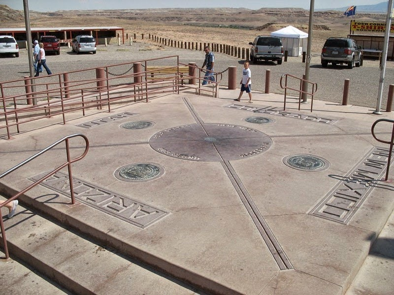 Монумент четырех углов (four Corners Monument). Юта Колорадо Аризона Нью Мексико. Граница Колорадо Нью Мексико. Монумент четырех углов пересечение четырех Штатов.