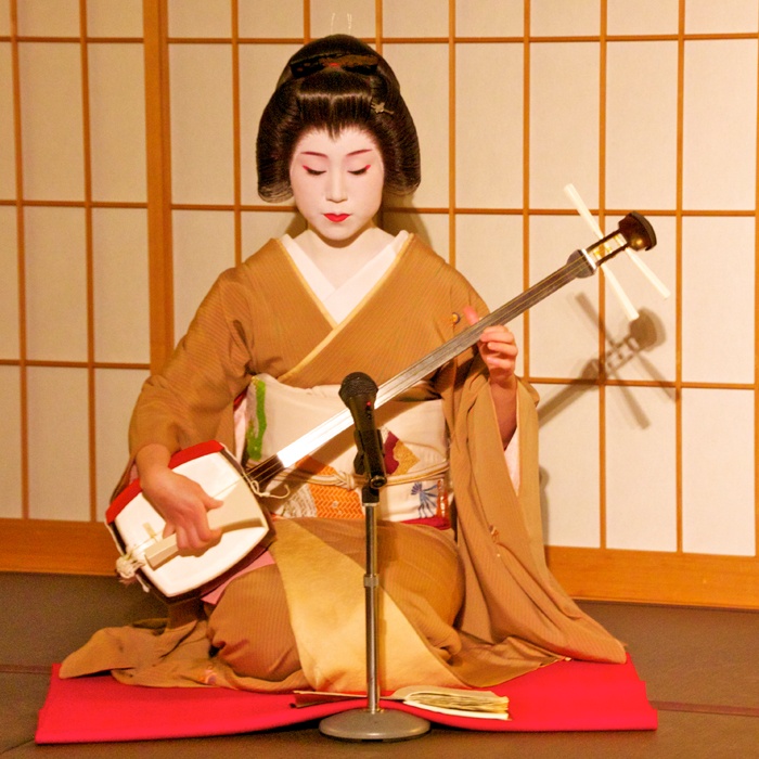 Японская трехструнная лютня с длинной шейкой. Сямисэн музыкальный инструмент Япония. Гейша с сямисэном. Гейши в Японии с сямисэном. Японский народный инструмент сямисэн.