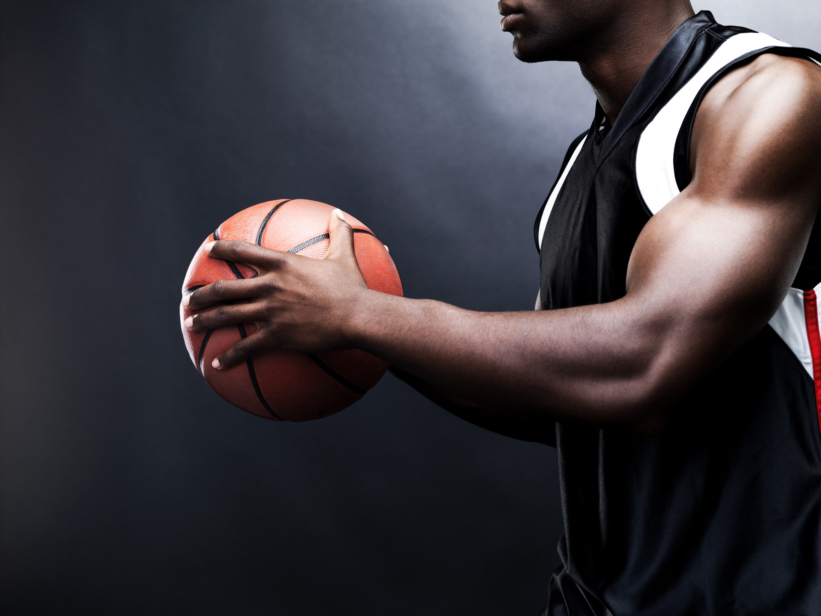 Basketball boy. Баскетбол. Баскетболист. Баскетболист с мячом. Баскетболист фотосессия.