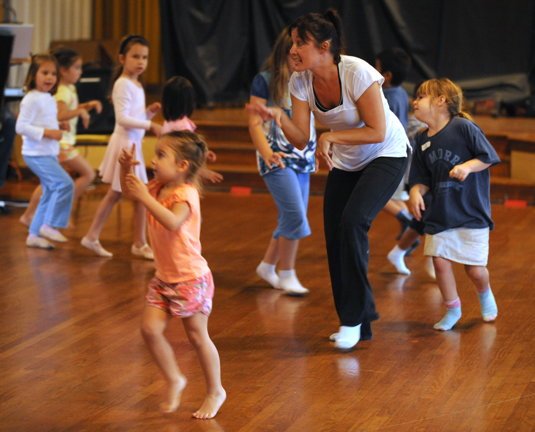 12 любых движения. Танцетерапия для детей. Танцы для дошкольников. Танцевальная терапия для детей. Танцевально-двигательная терапия для детей.