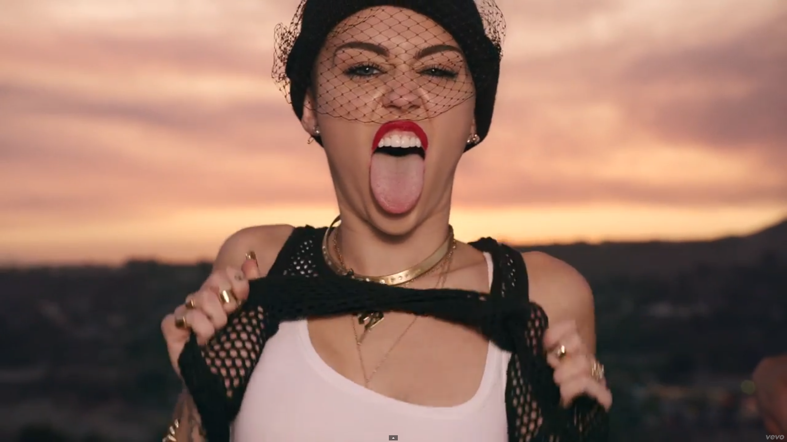 Клип открыт. Miley Cyrus we can't stop. Майли Сайрус we cant stop. Майли Сайрус stop. Майли Сайрус клипы.