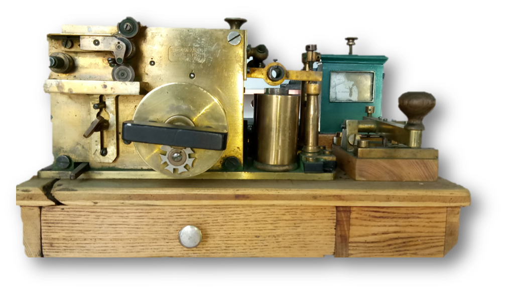 Электромагнитный телеграфный аппарат 1837. Телеграфный аппарат Морзе. Самуэль Морзе телеграфный аппарат. Электромагнитный пишущий Телеграф («аппарат Морзе»,. Связь телеграф