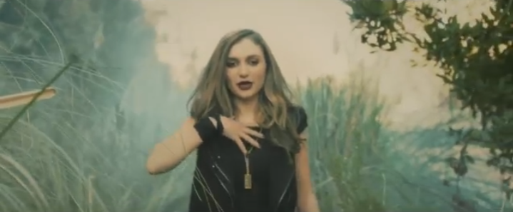 Не могу остановиться кто поет. Daya певица don't Let me down. The Chainsmokers don't Let me down. Chainsmokers певица. The Chainsmokers Daya