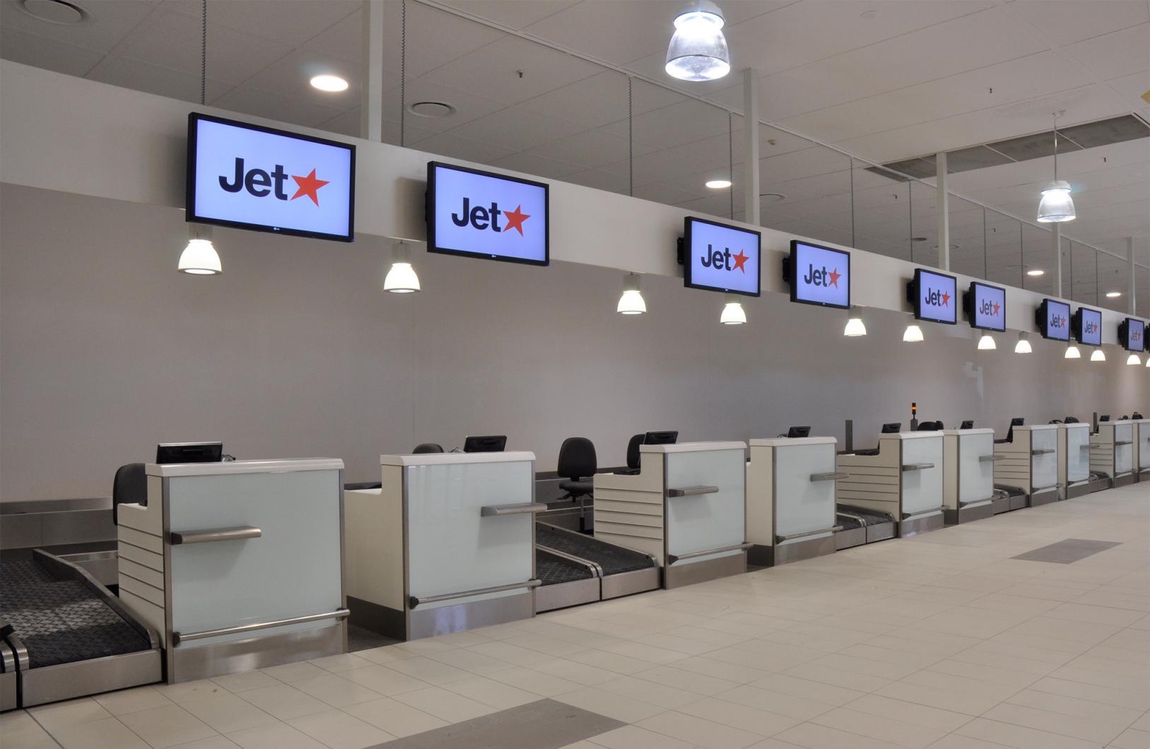 Check in в аэропорту. Аэропорт чекин. Аэропорт мадрида барахас фото. Стоек регистрации в аэропорту. Check in su.