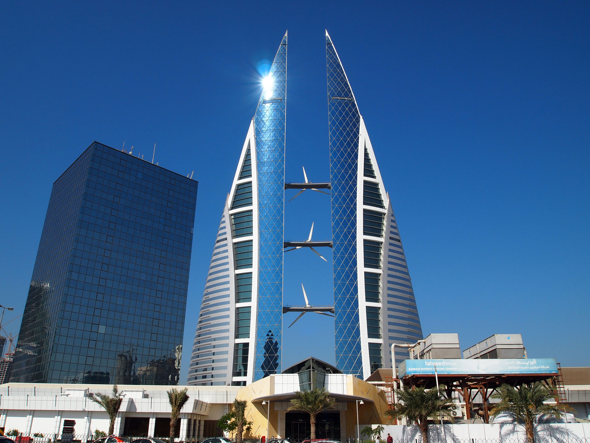 World building. Бахрейнский Всемирный торговый центр Бахрейн. Bahrain World trade Center Манама Бахрейн 2008. Здание Всемирного торгового центра Бахрейна в Манаме. Международный торговый центр, Манама, Бахрейн.