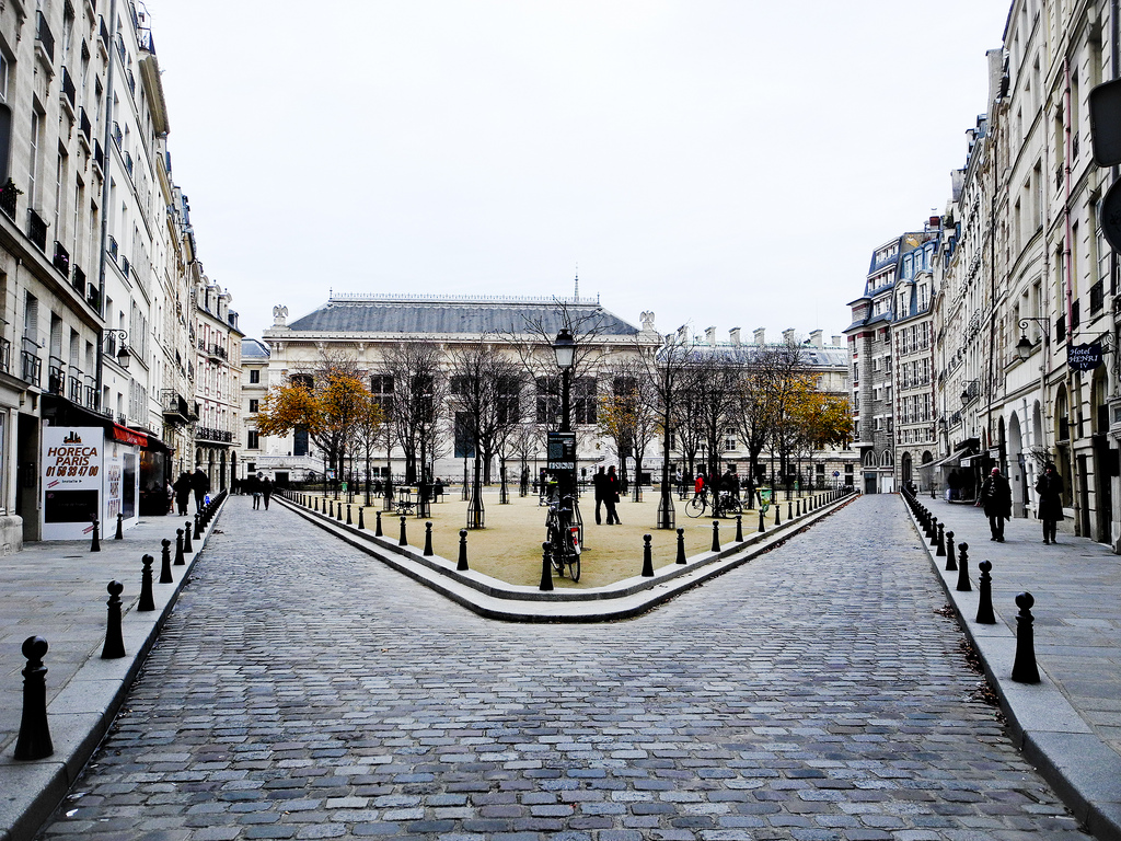 Париж площадь. Place Dauphine Париж. Площадь дофина. Площать Долфин в Париже. Площадь дофина во Франции.