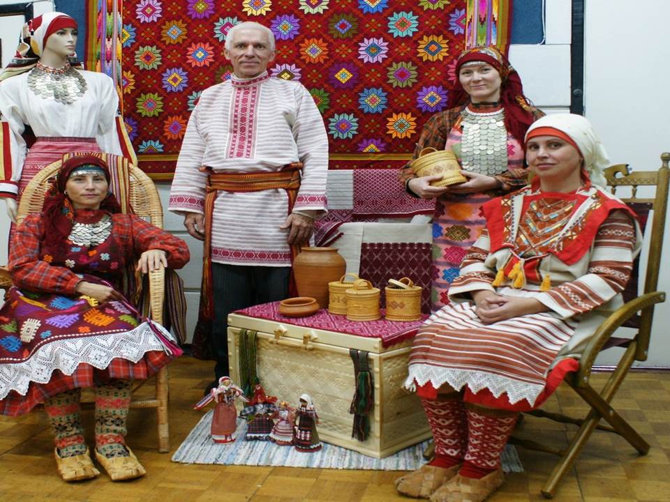 Марийцы традиционные занятия. Марий Эл марийцы куклы национальный музей. Удмуртский быт. Быт и традиции удмуртов. Быт народов марийцев.