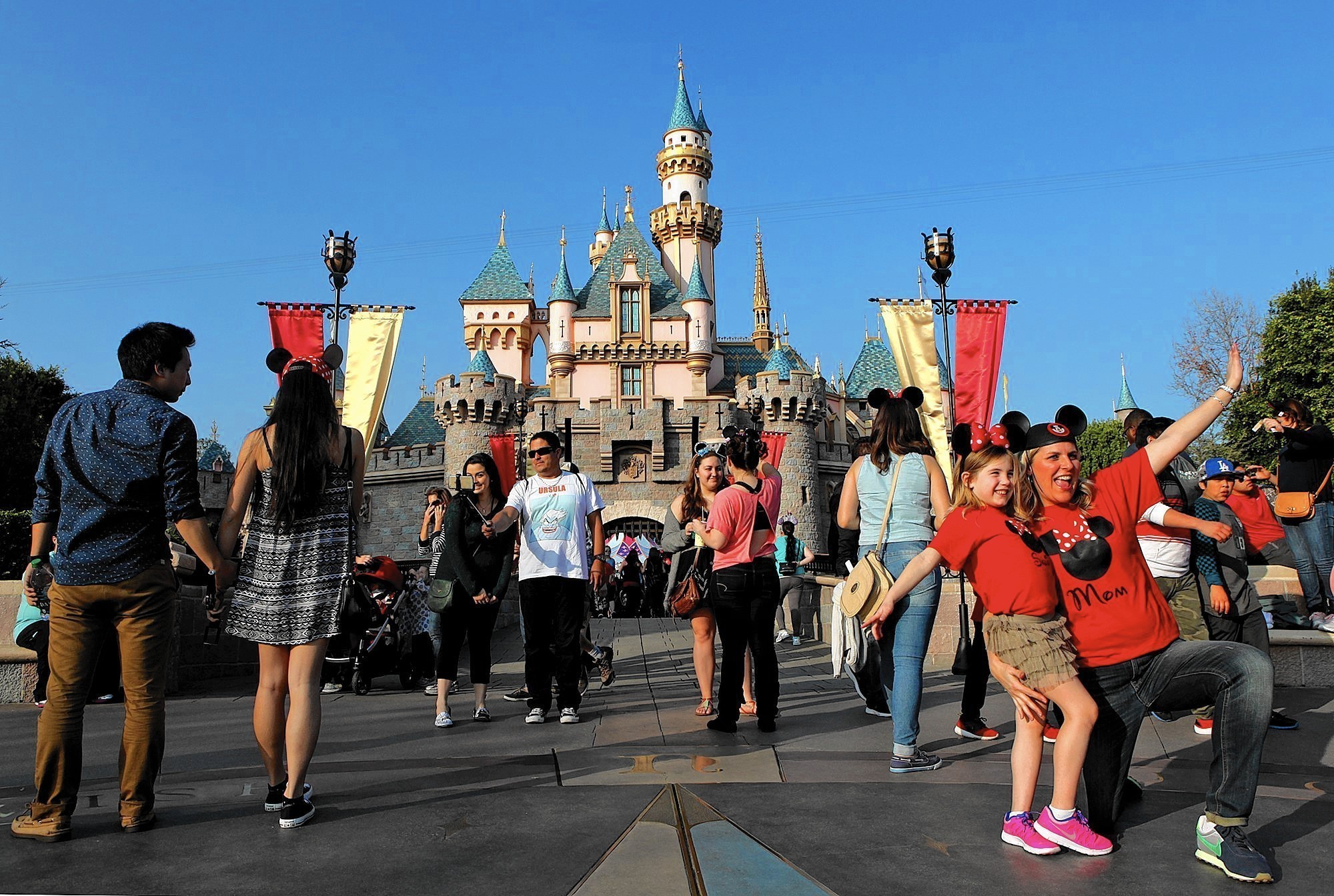 красная площадь в москве сегодня. бесстрашная команда. первый человек в космосе для детей. ребята побывать. семья в парке аттракционов.