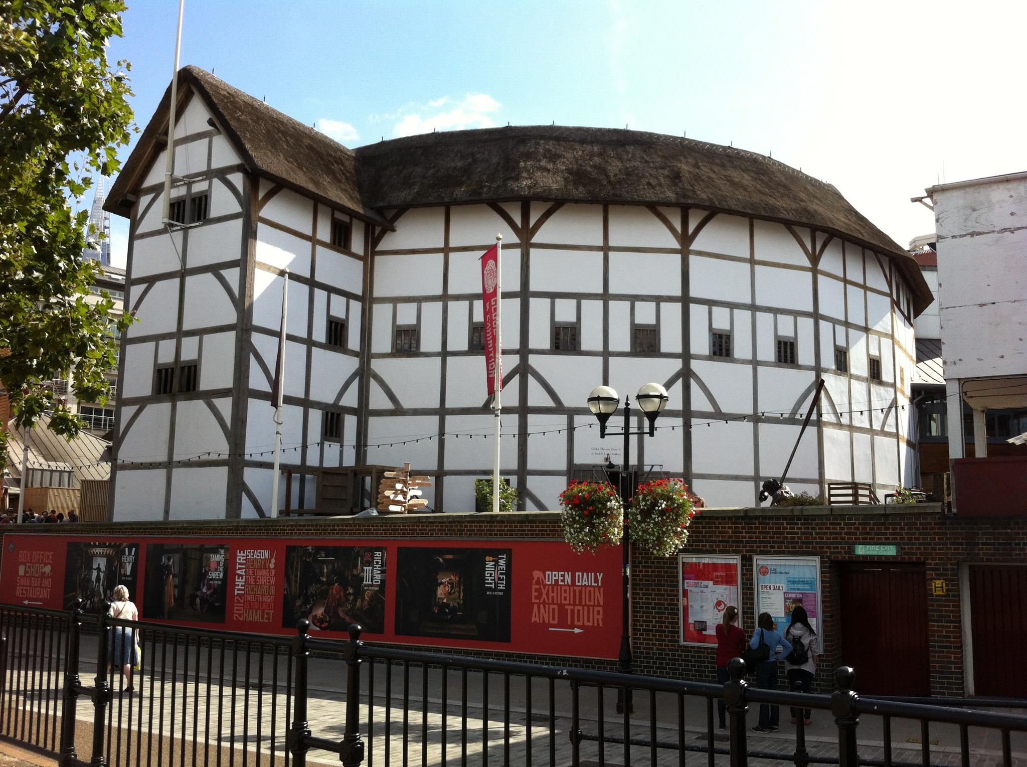 Shakespeare s theatre. Вильям Шекспир театр Глобус. Театр Глобус в Лондоне. Театр Глобус Шекспира 1599. Театр Шекспира в Лондоне.