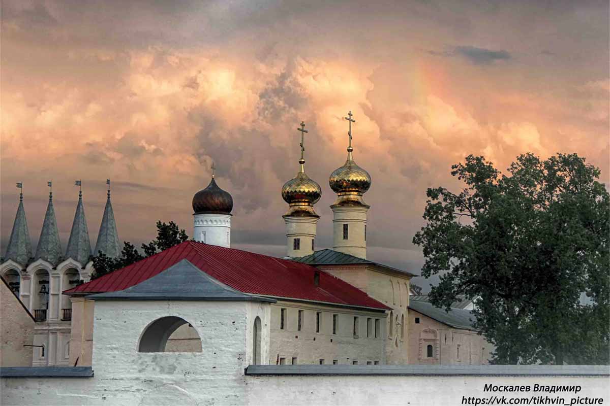 Тихвинский монастырь на закате