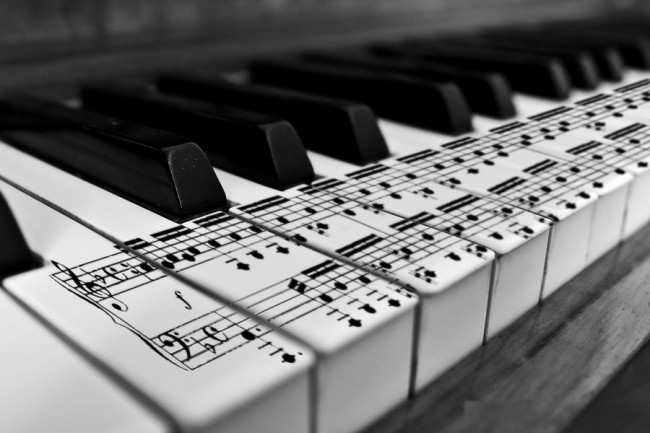un pianoforte con tasti bianchi disegnati uno spartito musicale