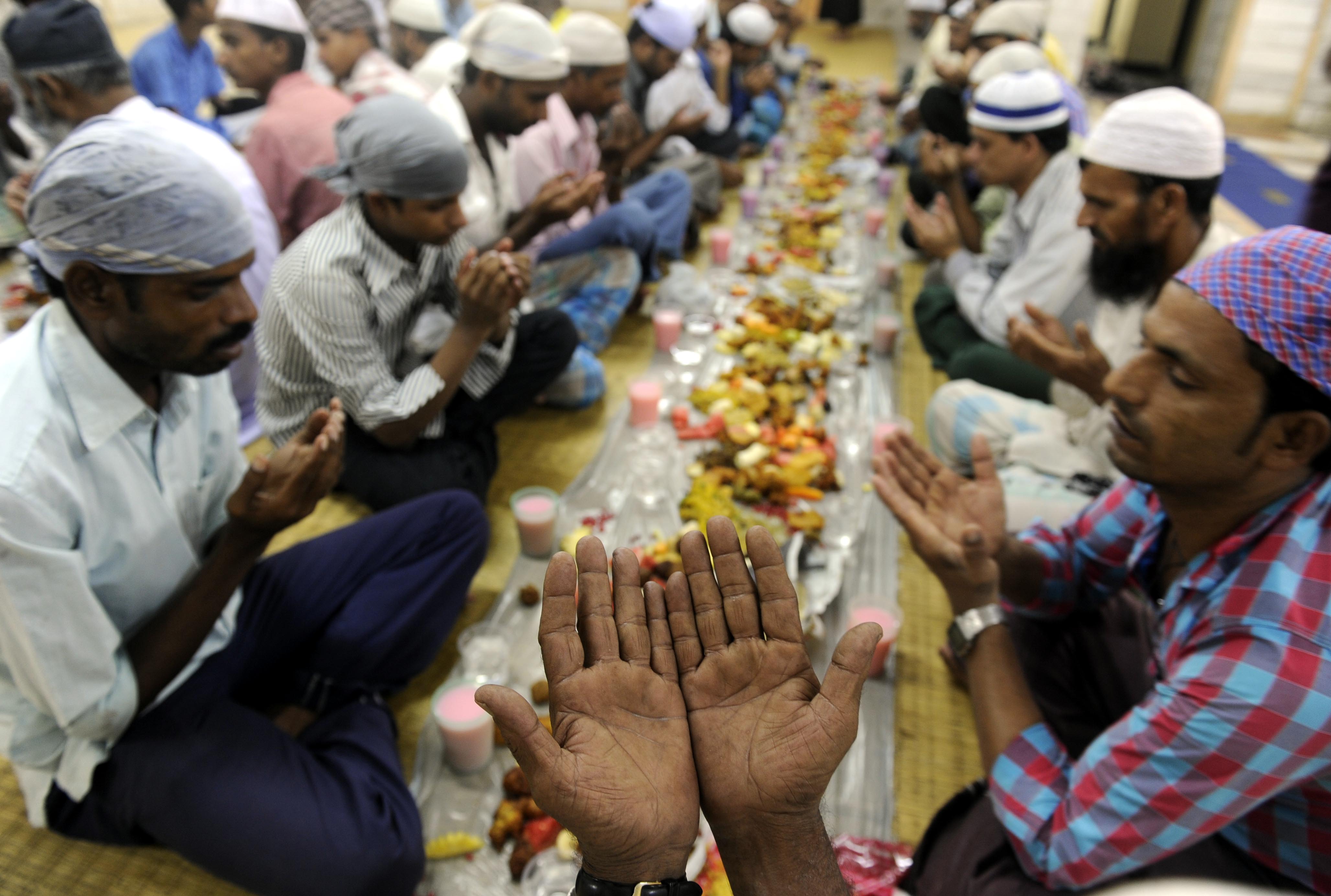 Голод в рамадан. Милостыня в Рамадан. Праздник разговения. Еда мусульман. Разговение в Рамадан.