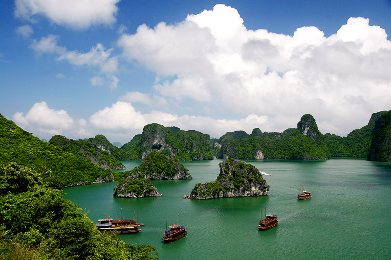 Бухта халонг. Халонг из ханоя. Достопримечательности вьетнама бухта халонг. Халонг вид сверху. Халонг из ханоя.