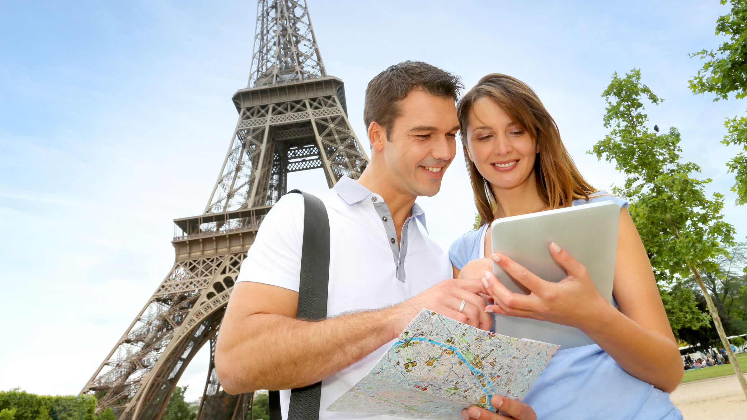 Tourism issues. Туристы во Франции. Люди в путешествии. Туризм за рубежом. Туристы в Европе.