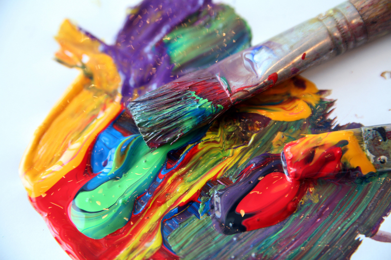 масляные краски карандаш. палитра и кисти. кисти краски карандаши. материалы для рисования. кисти и краски.