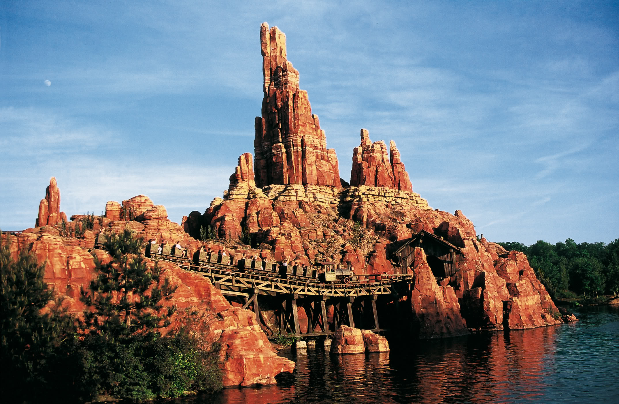 Thunder mountain. Диснейленд в Париже Frontierland. Big Thunder Mountain Диснейленд. Диснейленд Париж дикий Запад. Приграничная Страна Диснейленд Париж.