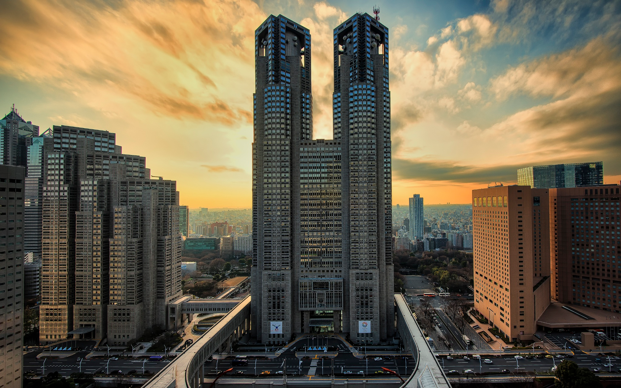 Tokyo metropolitan. Токийское столичное правительственное здание Кэндзо Тангэ. Мэрия Токио. Мэрия Токио Кэндзо Тангэ. Правительственное здание (Tokyo Metropolitan), Синдзюку, Токио, Япония (1991 г.).