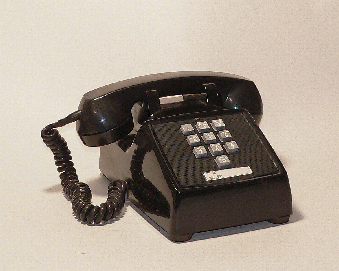 Записи телефона стационарного. At&t радиотелефон 1983. Телефонный аппарат кнопочный. Старинный телефонный аппарат. Американский телефонный аппарат.