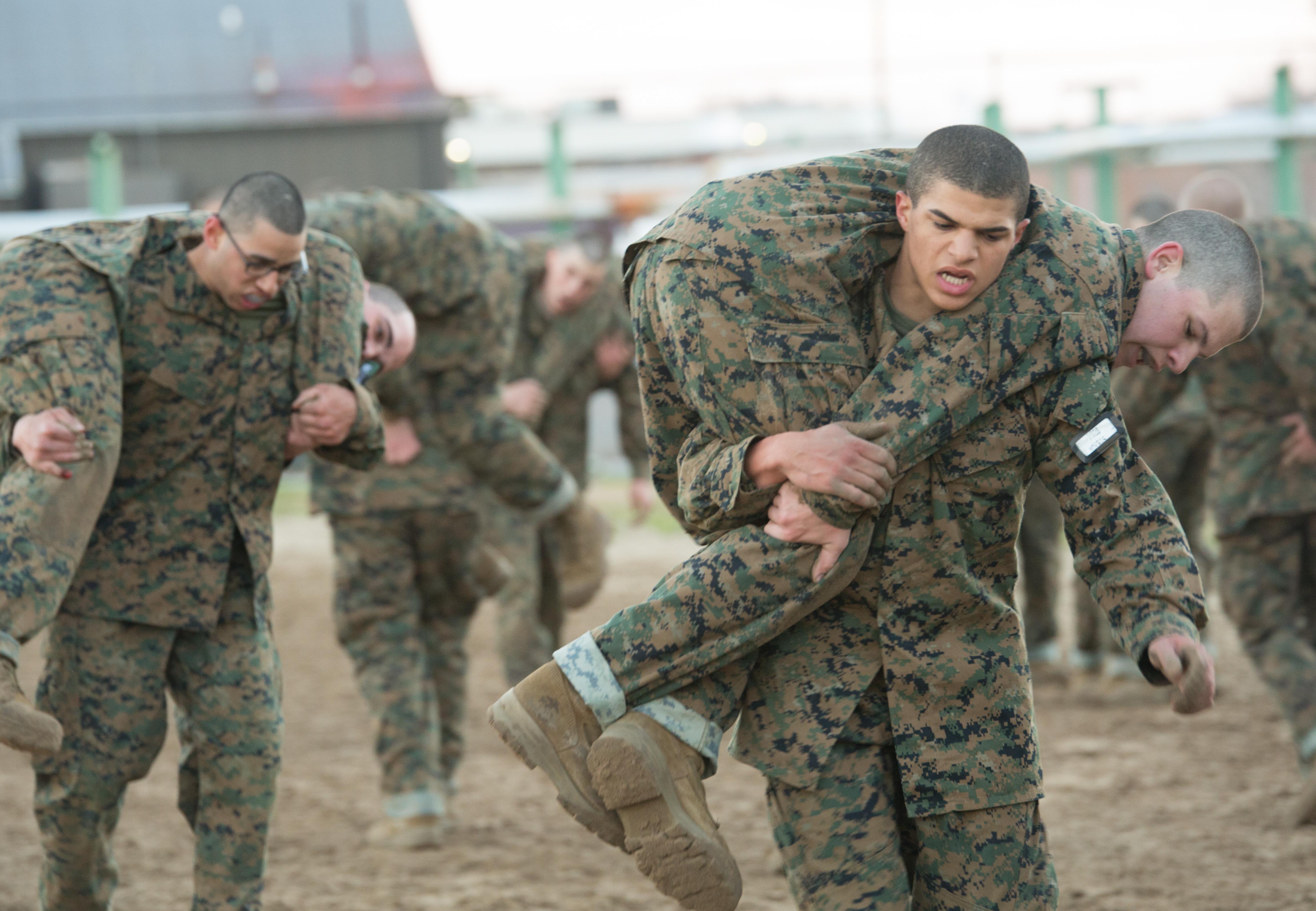 Рекрут слушать. Рекрут солдат. Спорт в армии США. Recruit это в армии. Marines Basic Training.