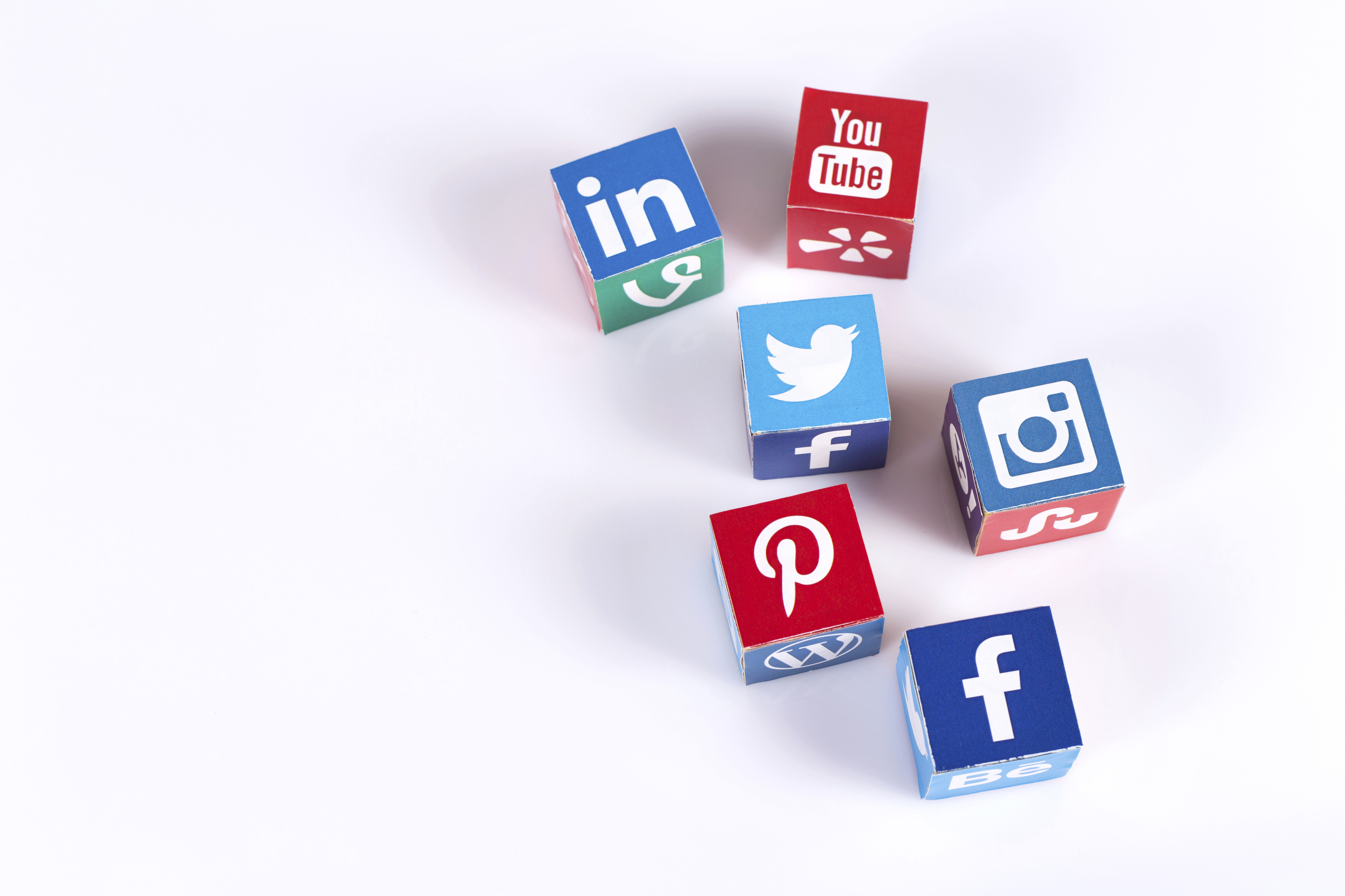 Smm бренд. Соцсети кубики. В социальных сетях. Картинки на тему социальные сети. Соцсети логотипы.