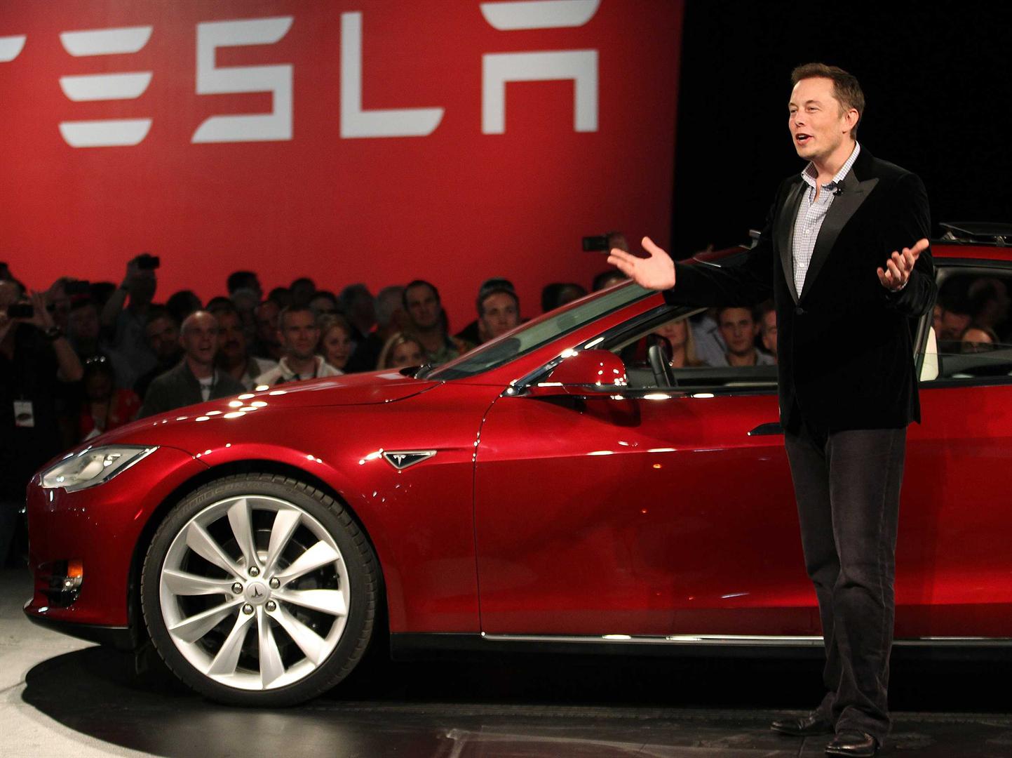 BMW vs. Tesla Motors at emaze Presentation