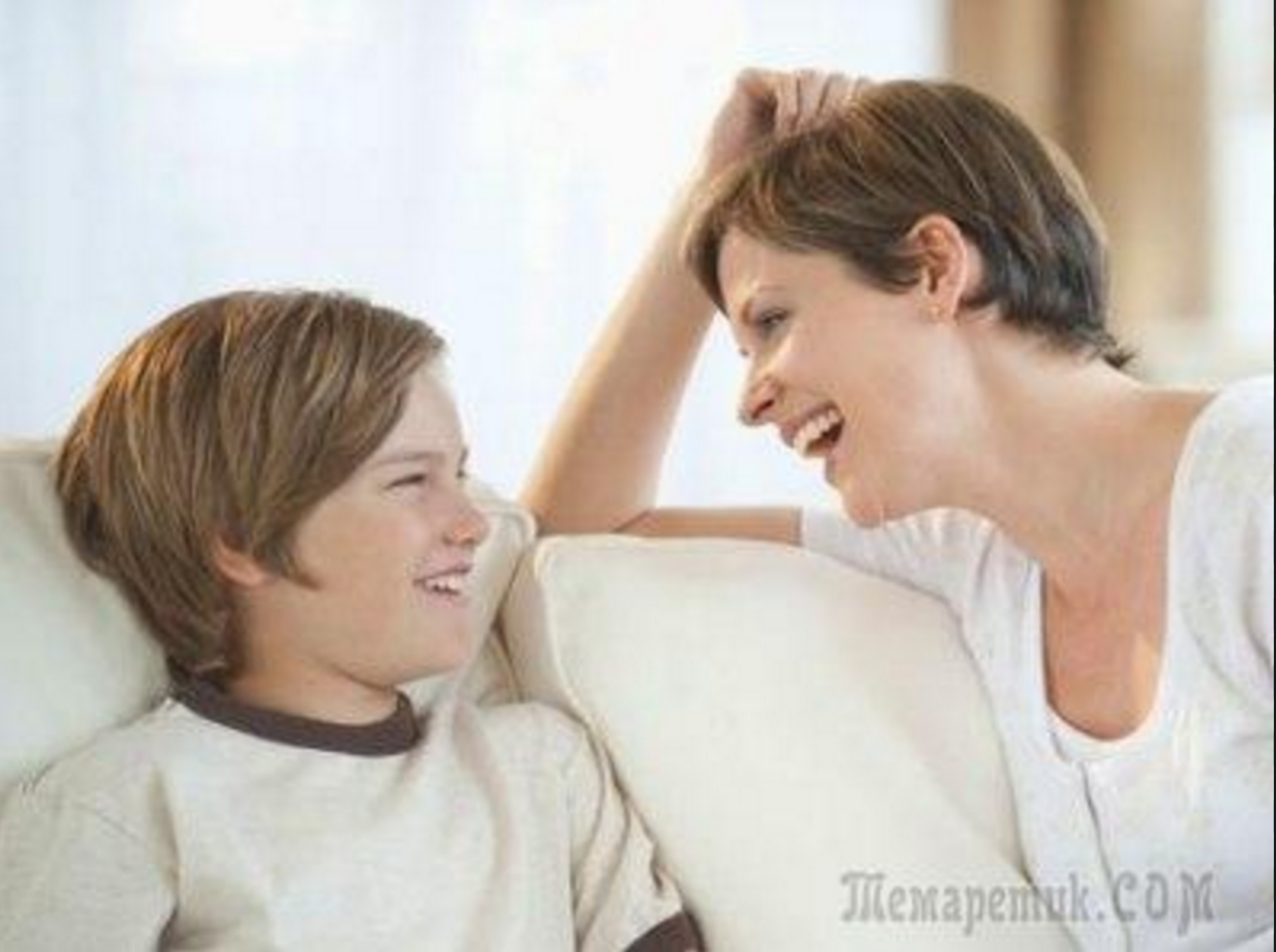 Разговор мальчика с мамой. Мама и подросток. Разговор с подростком. Разговор мамы с подростком. Красивая мама с подростком.