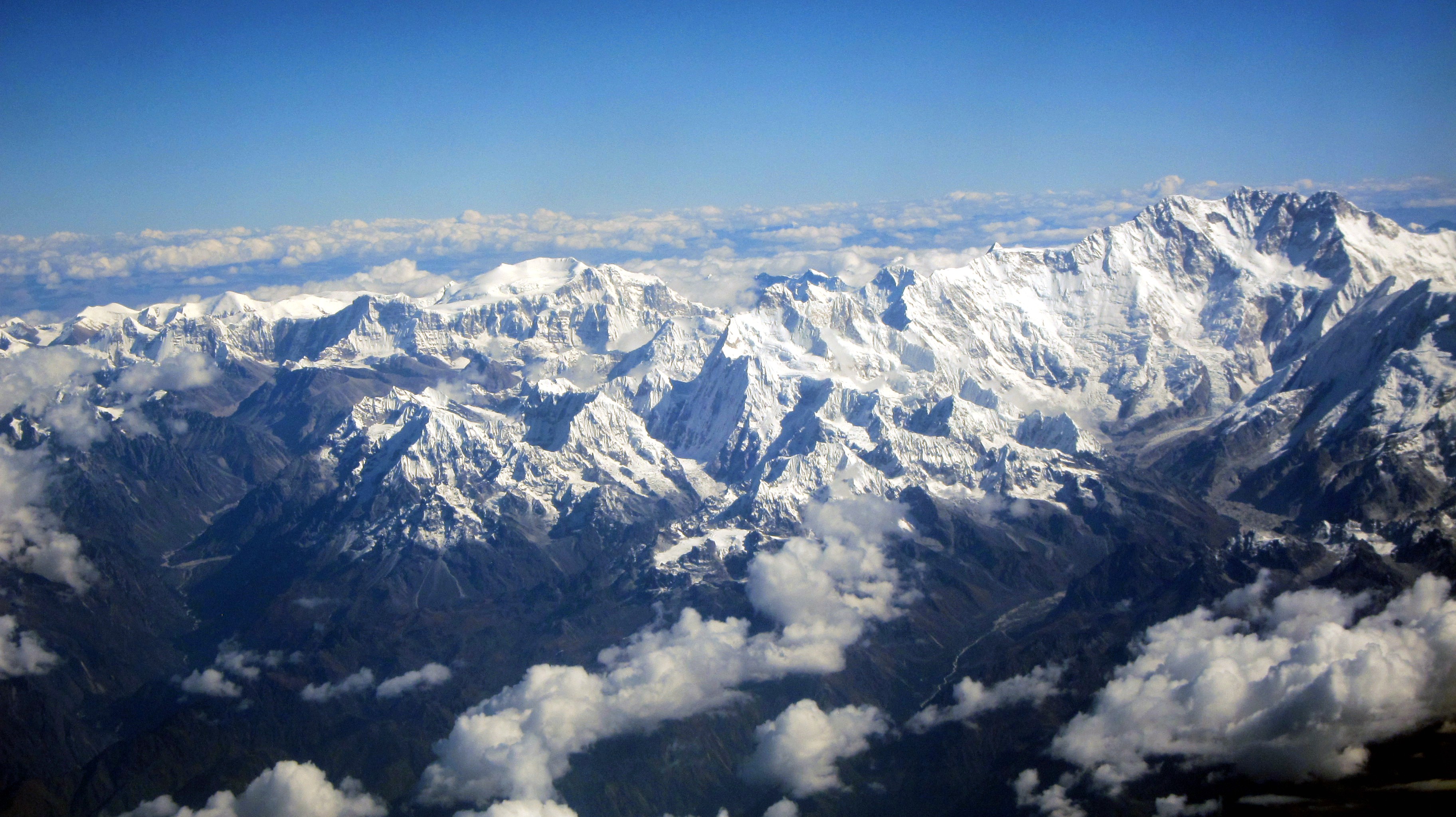 Склоны гималаев. Горы Гималаи. Непал Гималаи. Горная цепь Гималаи. Горный хребет Гималаи.