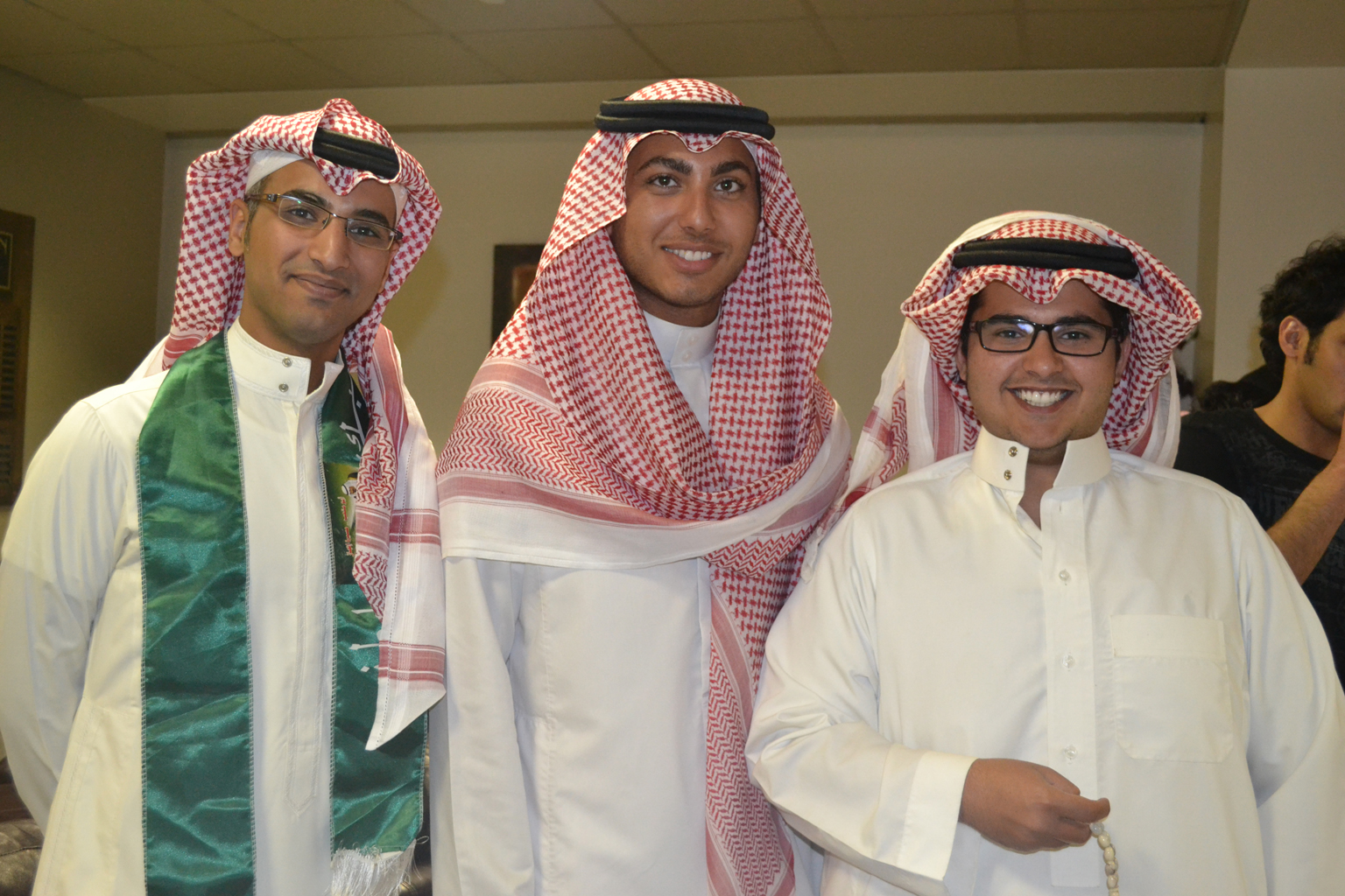 национальный костюм саудовской аравии мужской. арабская дишдаша. дагестан одежда мужская 2022. арабы саудовской аравии. арабские эмираты костюм мужской.