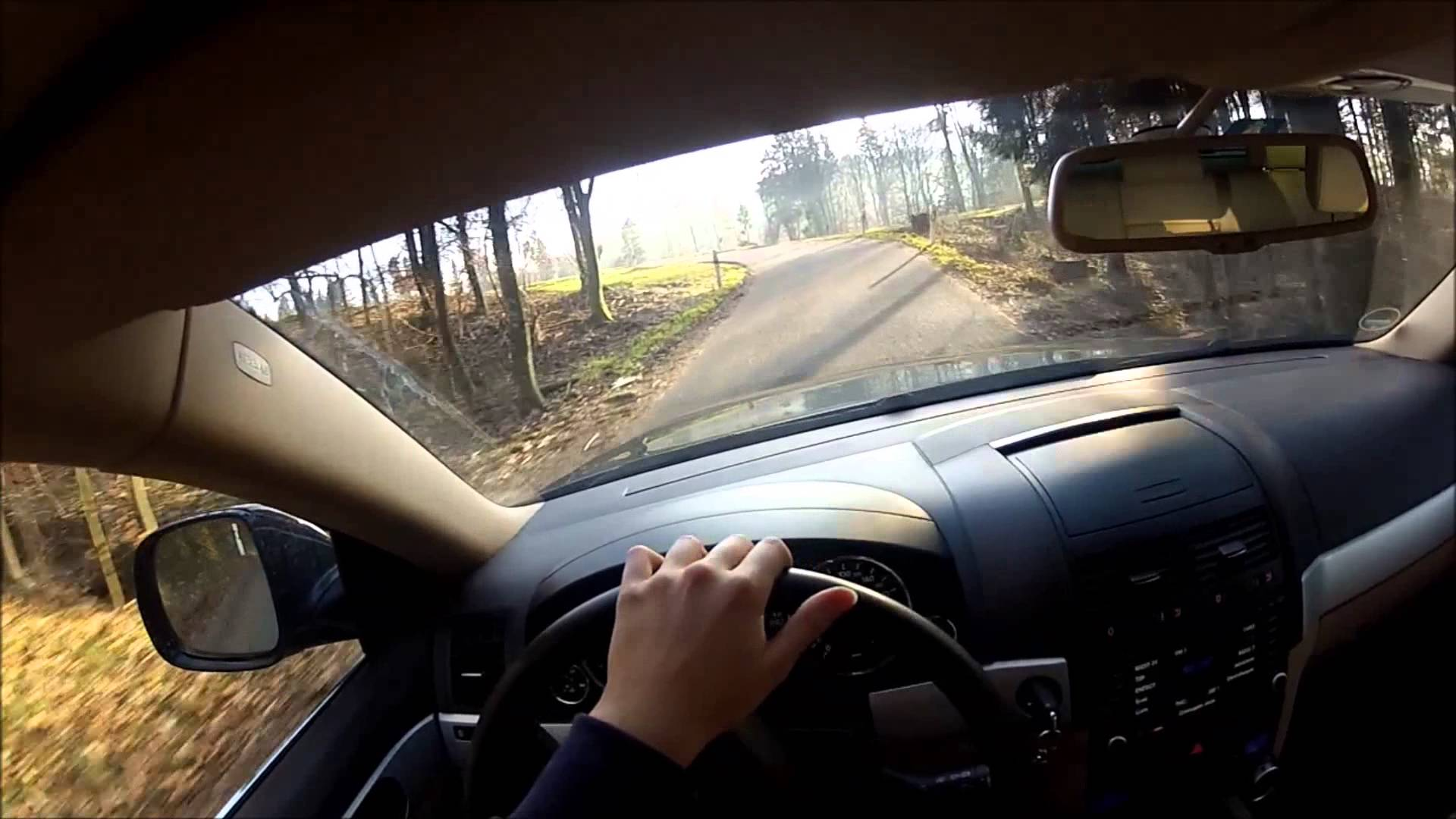 Человек от первого лица. Езда на машине реалистичная графика. Глазами водителя. Руль дорога. First person driving.