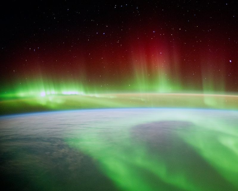 оптическое явление северное сияние. полярное сияние вид из космоса. Aurora borealis дискография. северное сияние вид с космоса. полярные сияния наблюдаются в стратосфере.