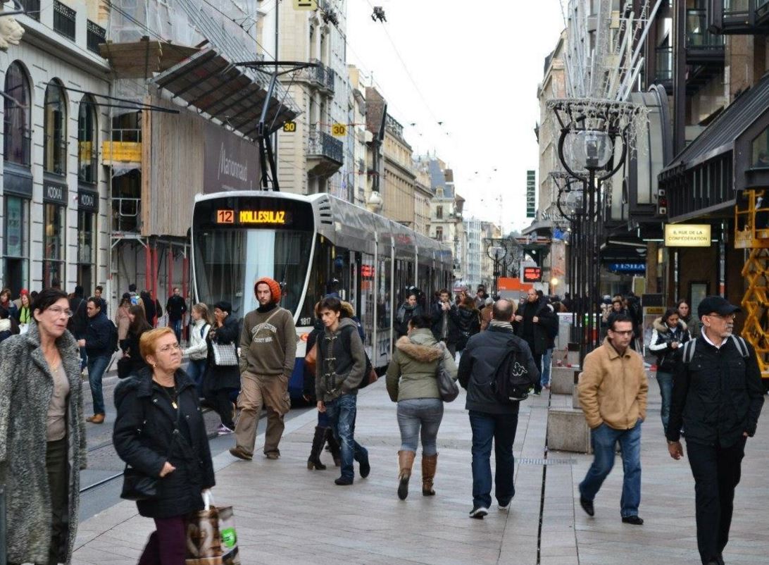 Швейцария как называют жителей. Женева люди. Швейцарцы на улице. Жители Женевы. Женева люди улицы.