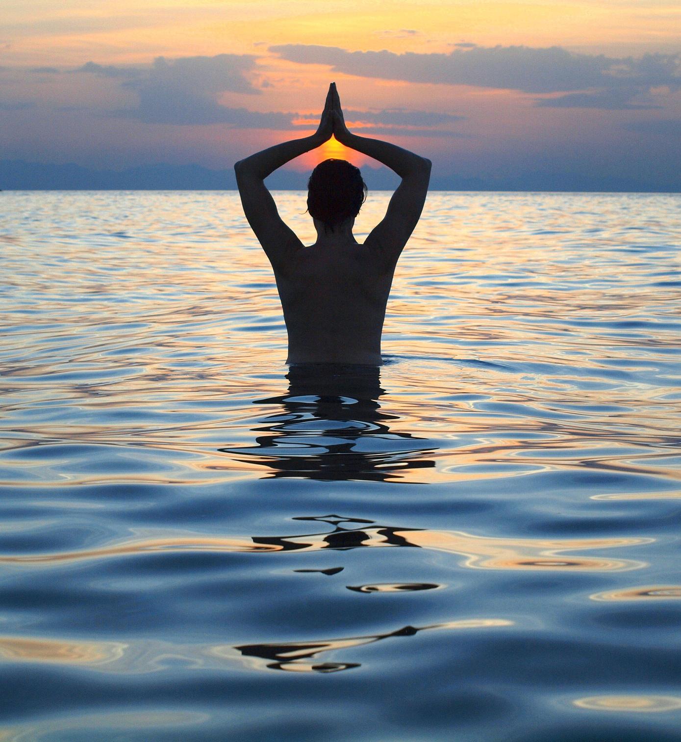 Сидя над головой. Медитация на море. Женщина медитация. Намасте йога. Тишина йога.