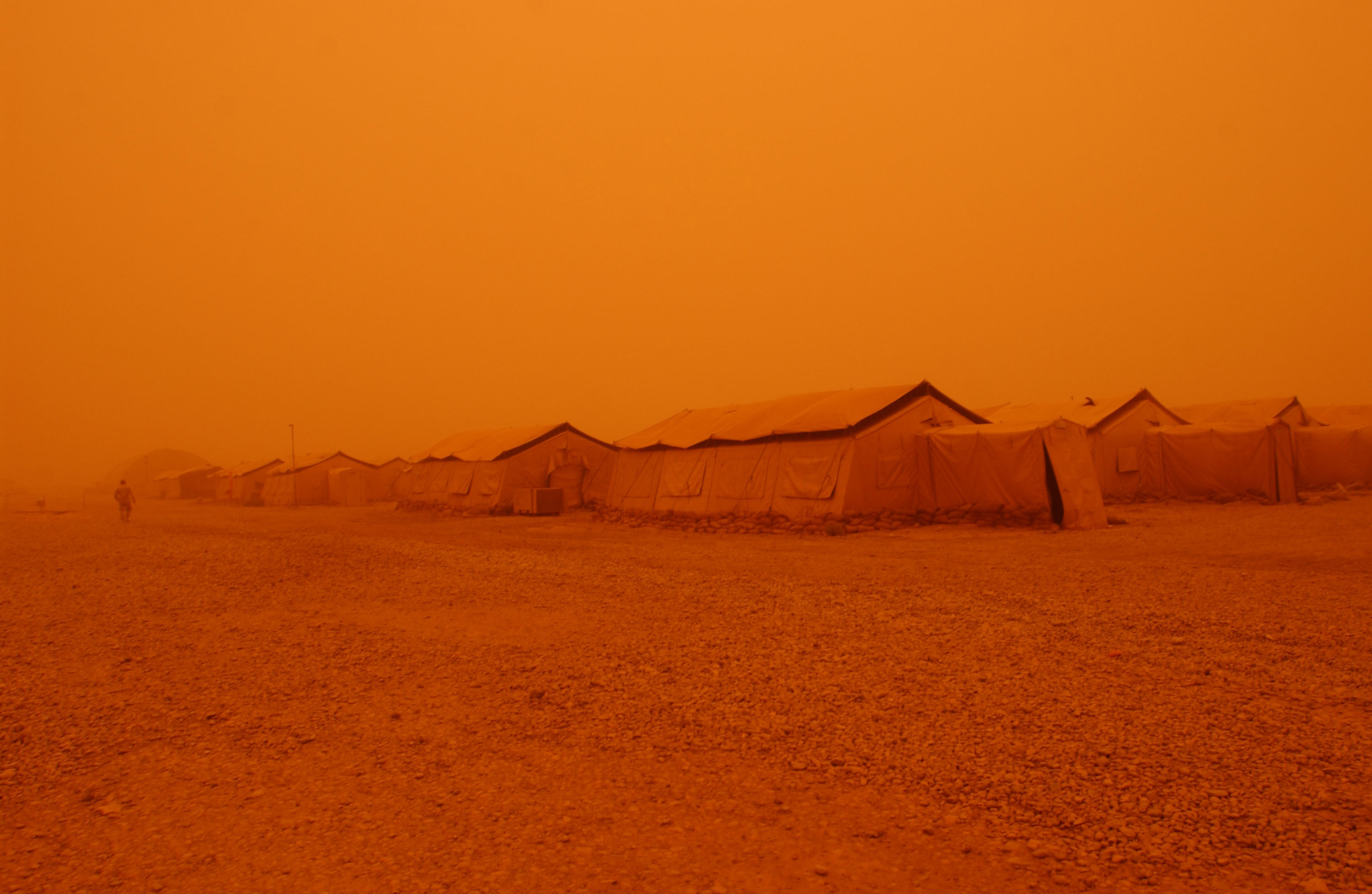 Горячий ветер африки 5 букв. Буря в пустыне. Ирак пустыня. Песчаная буря. Лахарийская пустыня Песчаная буря.