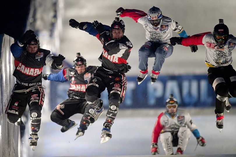 Айс кросс. Айс кросс даунхилл. Ice Cross Downhill трасса. Ред Булл кросс. Гонки на коньках Red bull.