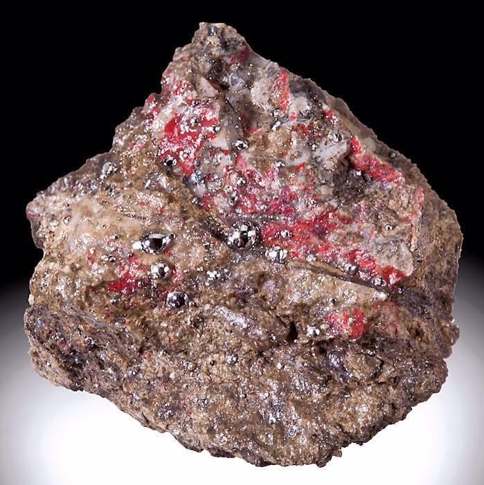 Пласт полезных ископаемых. Минералы железо-марганцевых руд. Киноварь камень. Руда с минералами.