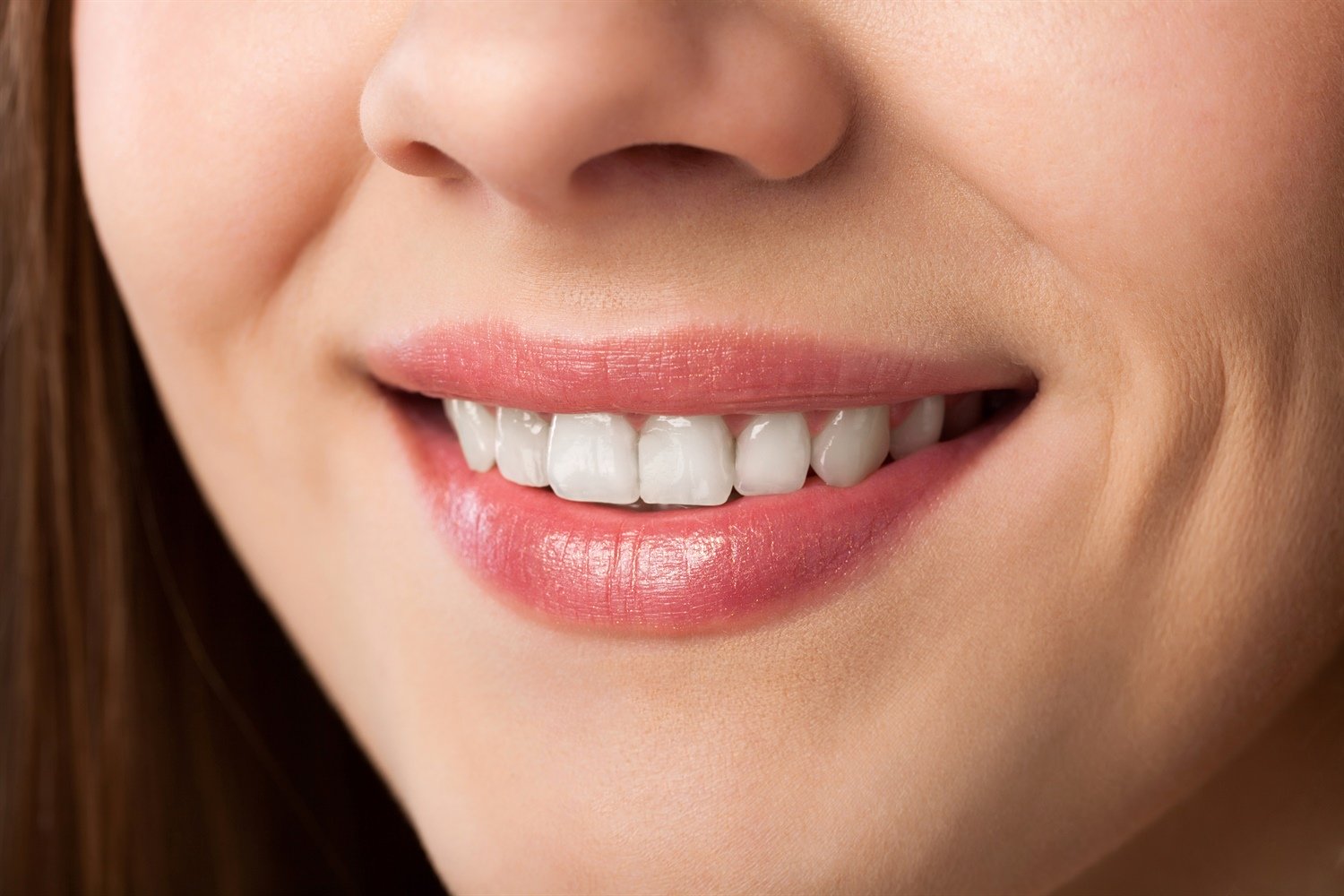 Summer teeth. Healthy smile. Shiny Teeth. Цветное фото на белом фоне Teeth.