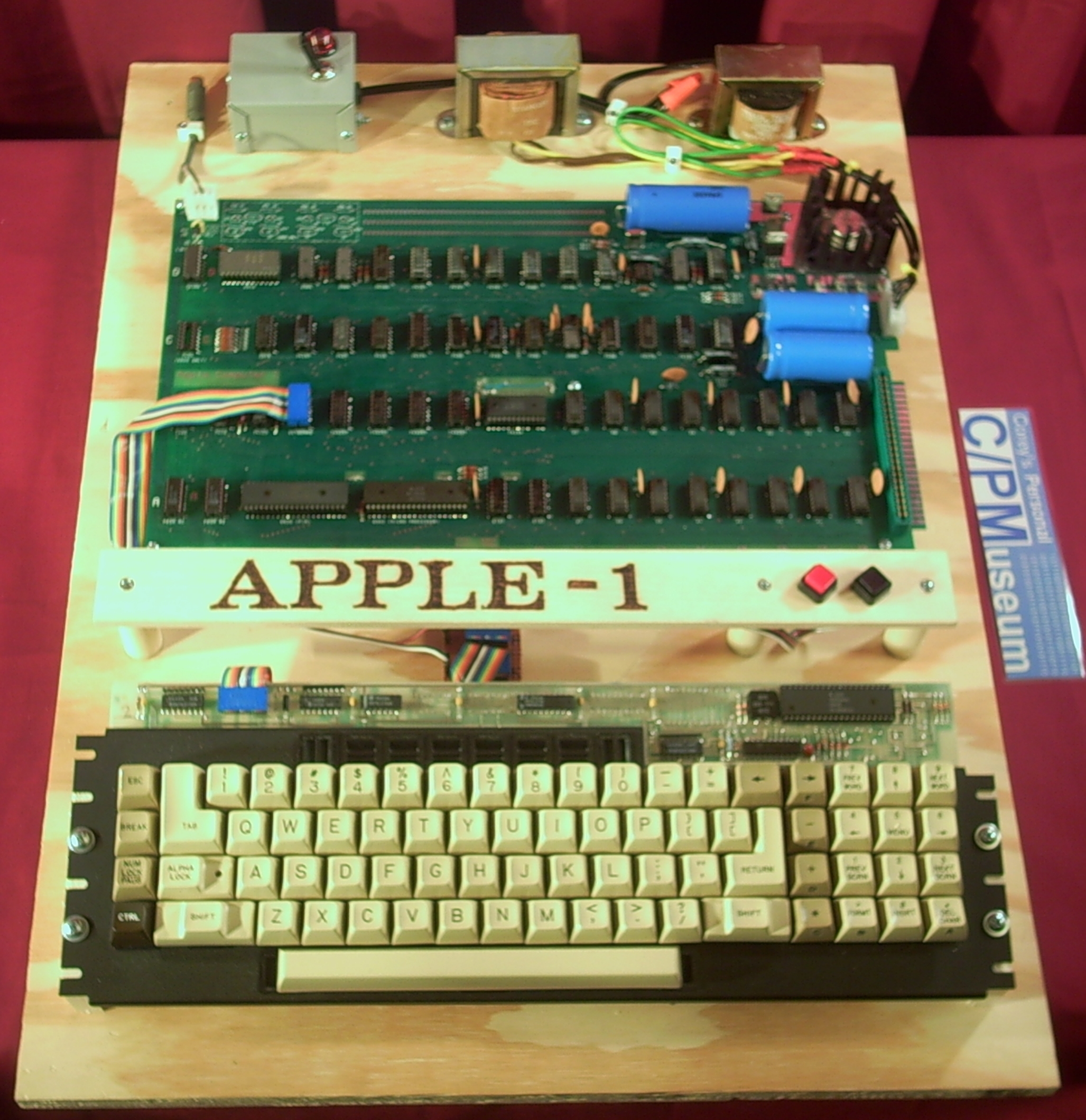 Эпл 1. Apple 1 1976. Компьютер Эппл 1976. Первый компьютер Apple 1976. Эппл 1 компьютер.