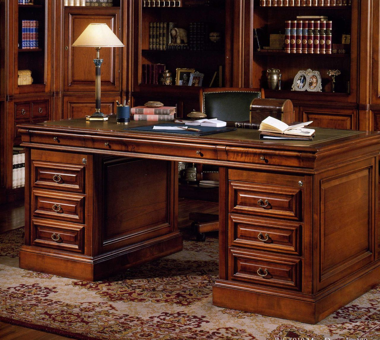 Alpuch кабинет Испания. Стол кабинетный классический. Стол кабинетный современный. Кабинетный стол в классическом стиле.