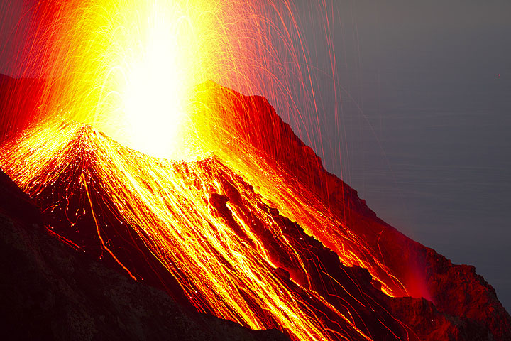 Вулкан дискавери. Вулкан Стромболи извержение. Везувий Этна Стромболи. Вулканы Италии Stromboli. Стромболи вулкан лава.