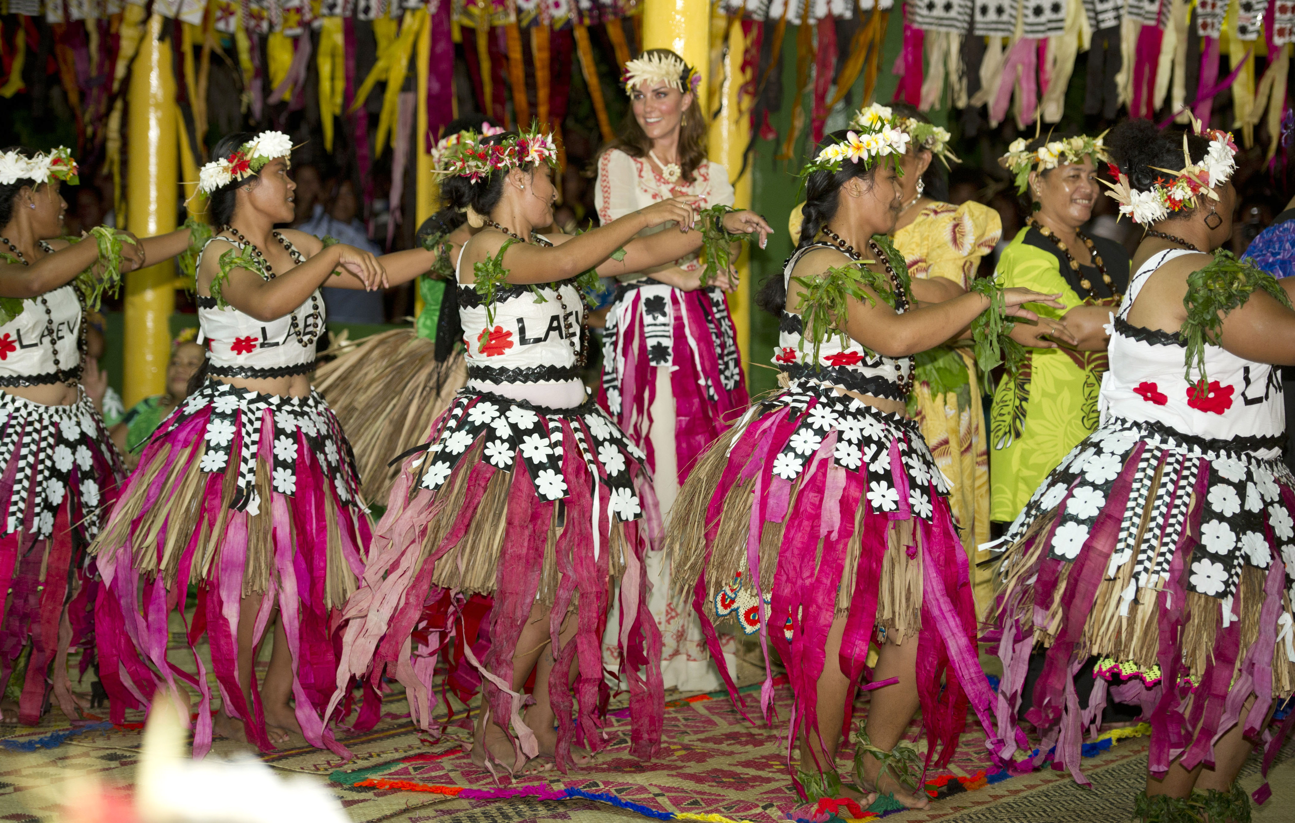 Tuvalu Traditional Clothing Queen Kate Prince William And Kate