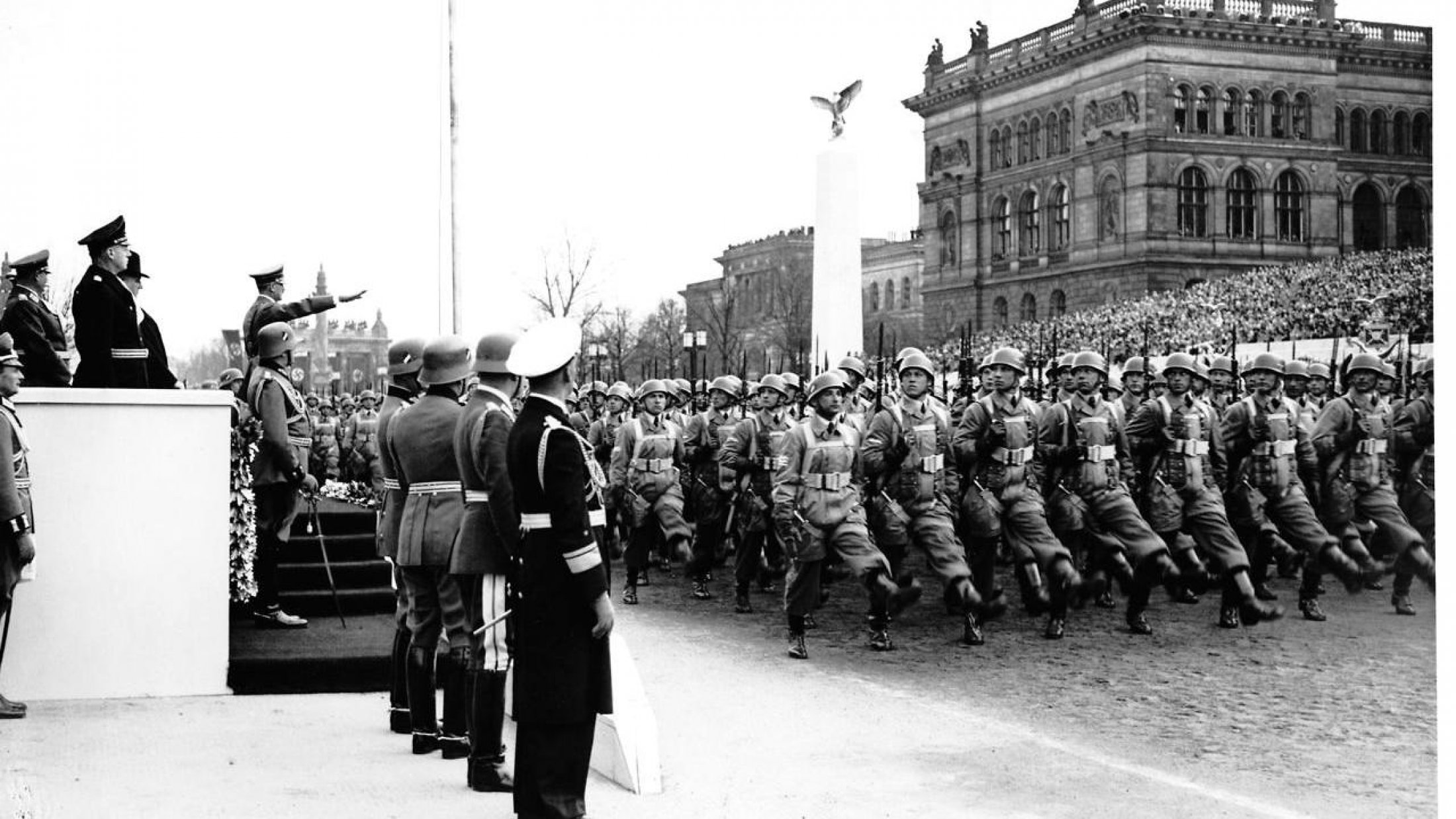 Немецкий марш в москве. Марширующие солдаты третьего рейха. Германия третий Рейх марш. Парад фашистов. Немецкий парад.