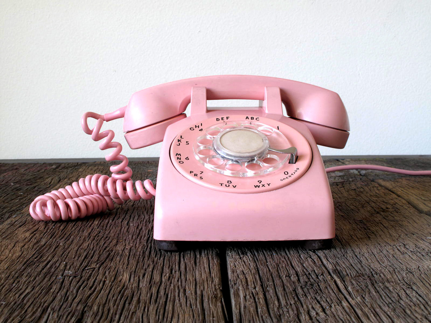 Купить розовый телефон. Розовый телефон. Домашний телефон розовый. Розовый мобильник. Ретро домашний телефон розового цвета.