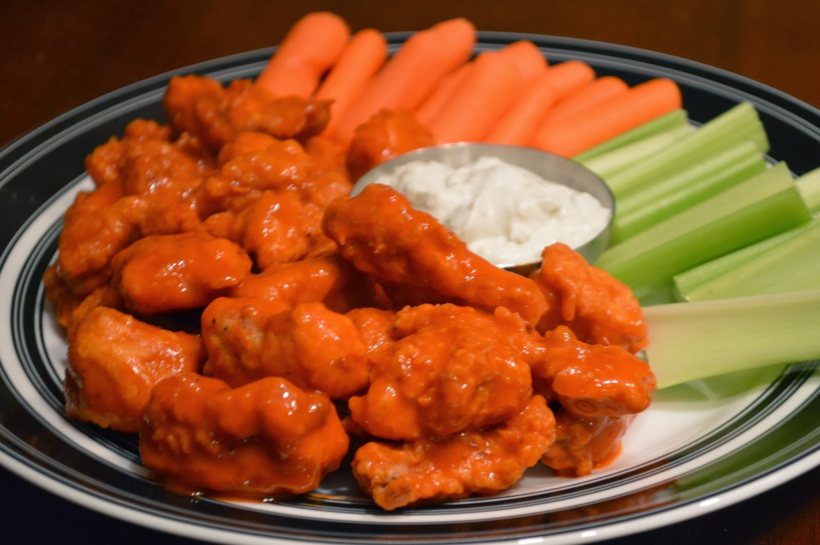 Сколько куриные крылышки. Boneless Wings. 4. Куриные крылышки Баффало. Крылышки Баффало американский фастфуд. Куриные Крылья «Баффало» с соусом «Блю чиз».