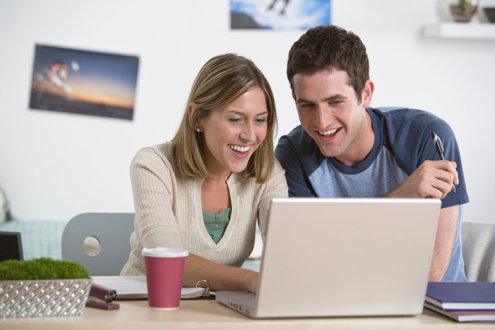 Пользователя в интернете можно. Два человека за компьютером. Молодые люди в интернете. Парочка за компьютером. Радостный человек у компьютера.
