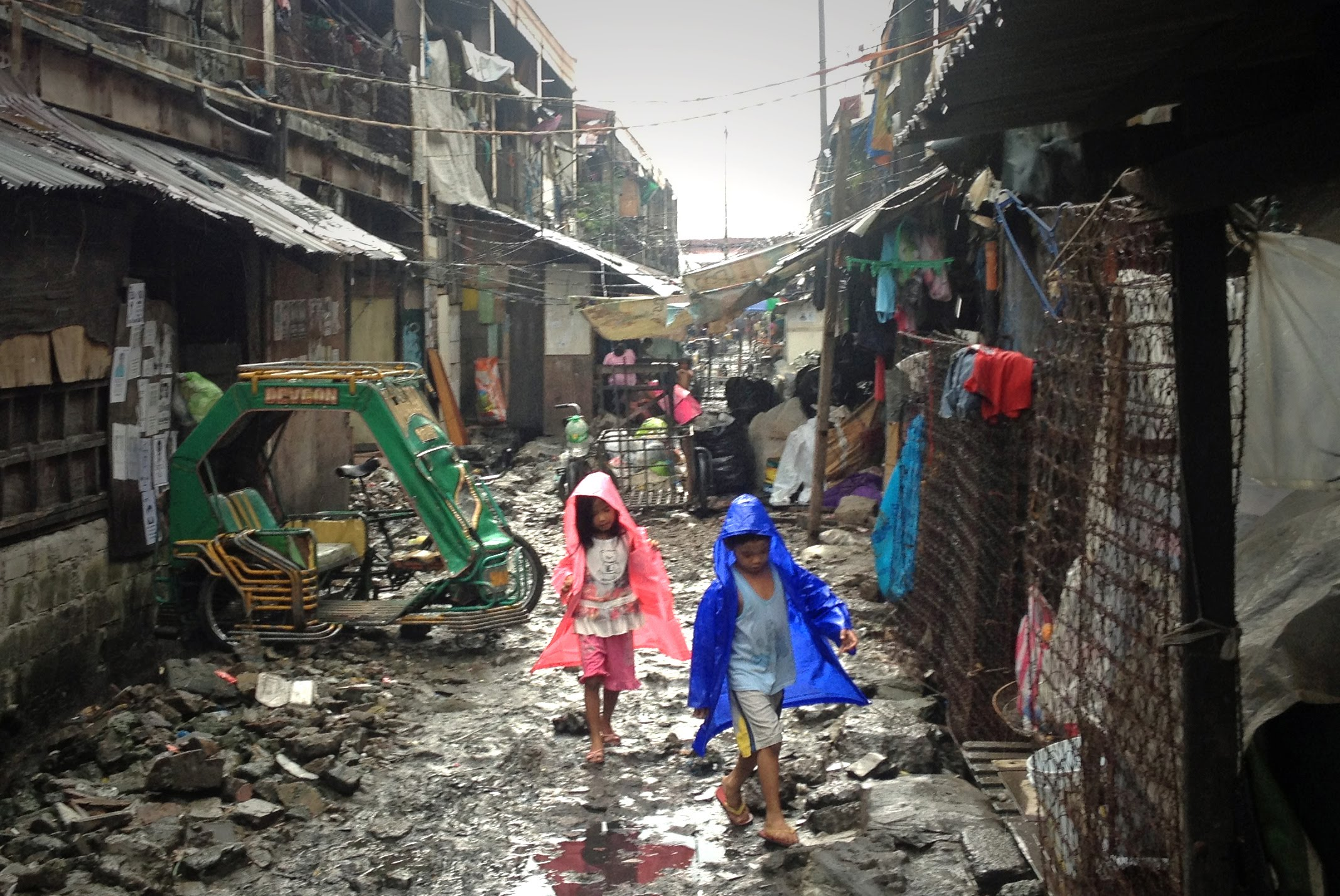 Жуткая страна. Трущобы Дхарави. Дхарави Мумбаи. Мумбаи Индия трущобы. Бедные люди районы Индии города трущобы Индии.